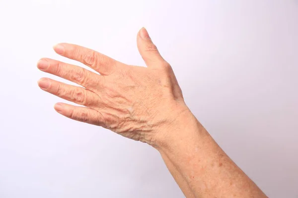 Beyaz Arka Planda Yaşlı Bir Kadının Elinin Yakın Görüntüsü — Stok fotoğraf
