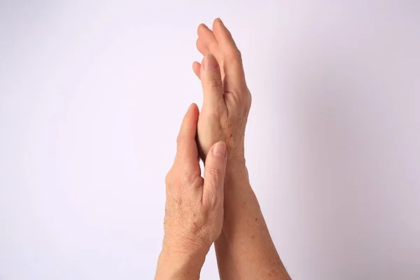 Vista Perto Das Mãos Mulher Mais Velha Fundo Branco — Fotografia de Stock