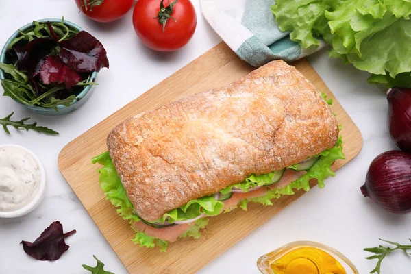 Heerlijke Sandwich Met Zalm Ingrediënten Witte Tafel Plat Gelegd — Stockfoto