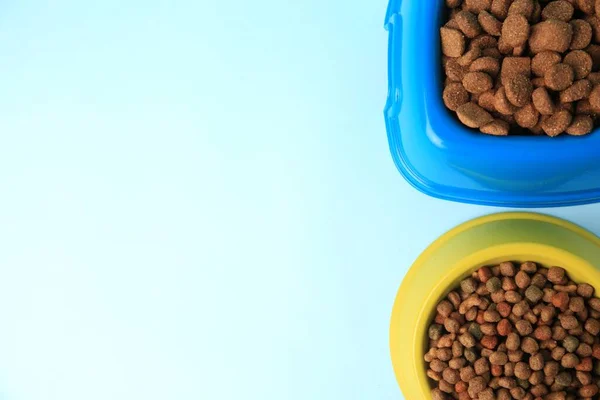 Alimento Seco Para Mascotas Tazones Alimentación Sobre Fondo Azul Claro — Foto de Stock