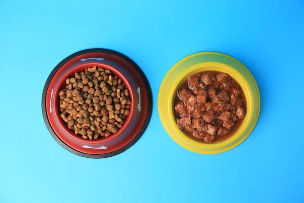 Comida Húmeda Seca Para Mascotas Tazones Alimentación Sobre Fondo Azul — Foto de Stock