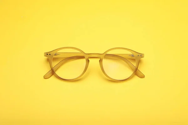 Brille Mit Korrekturgläsern Auf Gelbem Hintergrund Draufsicht — Stockfoto
