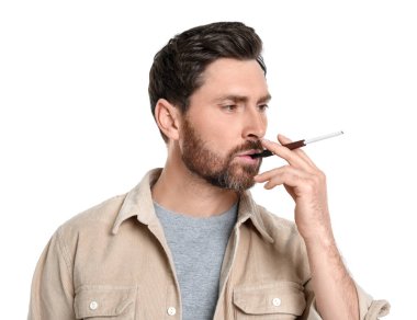 Sigara içmek için sigara tutacağı kullanan adam beyazın üzerinde izole edilmiş.