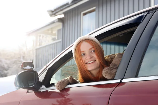 Χαρούμενη Νεαρή Γυναίκα Που Κοιτάει Έξω Από Παράθυρο Του Αυτοκινήτου — Φωτογραφία Αρχείου