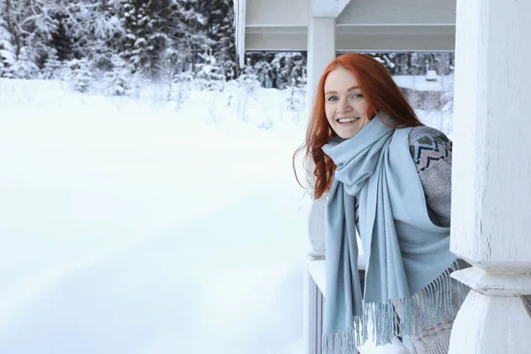 Vacker Ung Kvinna Tittar Från Trä Lusthus Snöig Dag Utomhus — Stockfoto