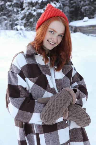 Porträtt Vacker Ung Kvinna Snöig Dag Utomhus Vintersemester — Stockfoto