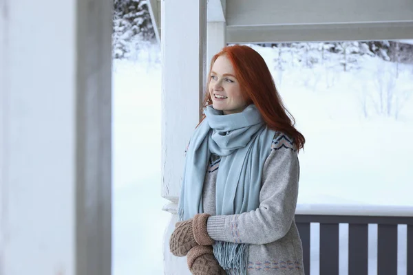 Vacker Ung Kvinna Trä Lusthus Snöig Dag Utomhus Vintersemester — Stockfoto