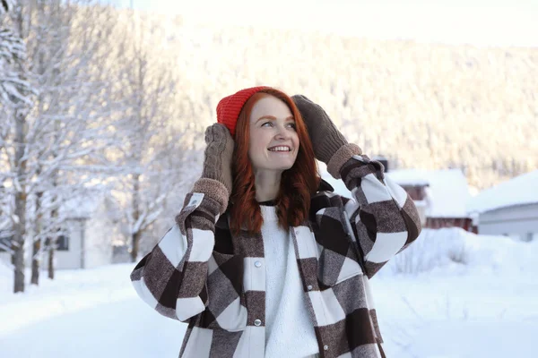 Porträtt Vacker Ung Kvinna Snöig Dag Utomhus Vintersemester — Stockfoto