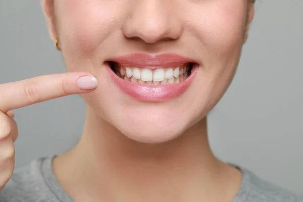 在灰色背景下的健康牙龈的女性 特写镜头 — 图库照片