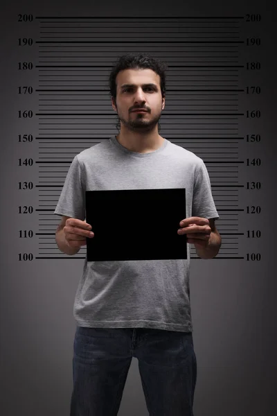 Злочинний Кухоль Заарештований Чоловік Порожньою Карткою Проти Діаграми Висоти — стокове фото