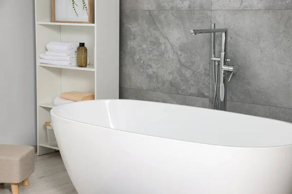 Stilvolles Badezimmerinterieur Mit Keramikwanne Pflegeprodukten Und Handtüchern Schrank — Stockfoto