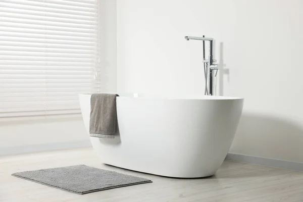 用陶瓷浴缸和毛巾纸装饰风格的浴室内部 — 图库照片
