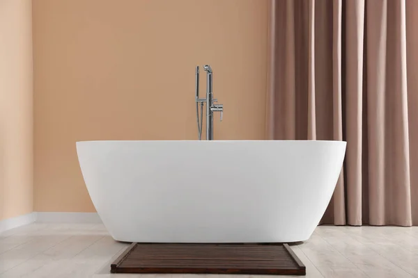 Stilvolles Badezimmerinterieur Mit Keramikwanne Der Nähe Beiger Vorhänge — Stockfoto