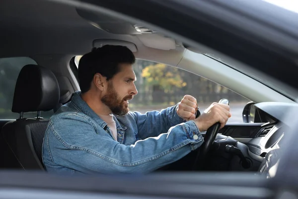 Συναισθηματικός Άντρας Που Ελέγχει Ρολόι Στο Αυτοκίνητο Καθυστερημένη Αντίληψη — Φωτογραφία Αρχείου