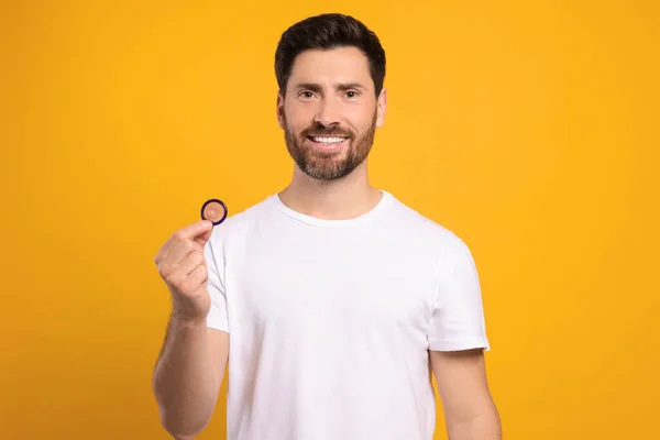 Šťastný Muž Držící Kondom Žlutém Pozadí Bezpečný Sex — Stock fotografie