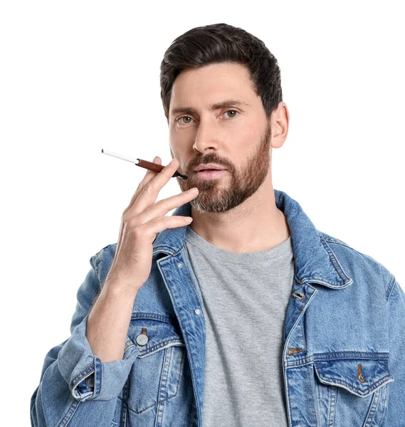 담배를 피우기 담뱃갑을 사용하는 남자는 흰색으로 — 스톡 사진