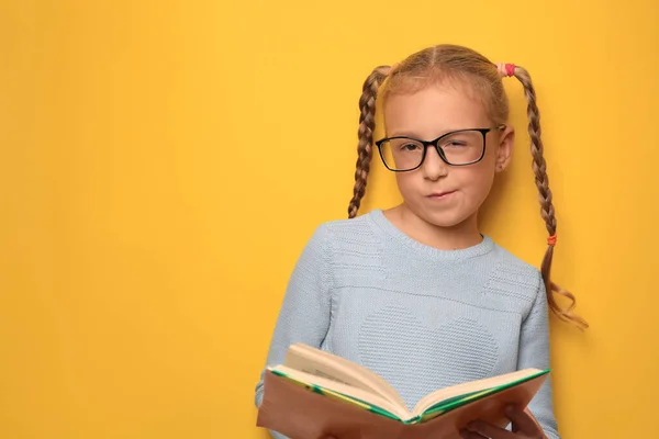 Aranyos Kislány Szemüveggel Tankönyvvel Sárga Háttérrel Szöveg Helye — Stock Fotó