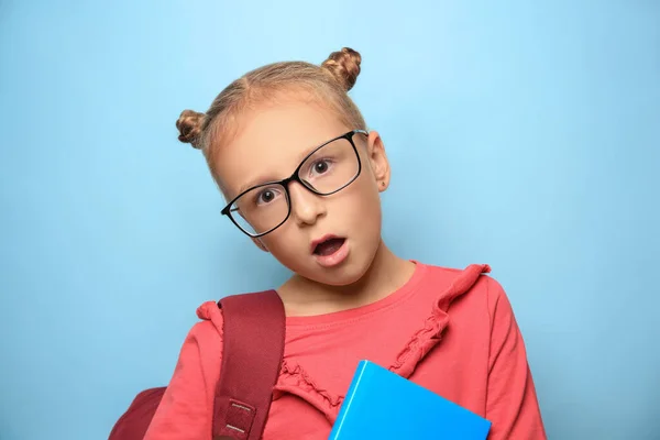 Menina Bonito Com Óculos Mochila Livro Didático Sobre Fundo Azul — Fotografia de Stock