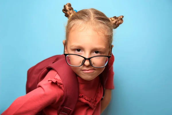 Lustiges Kleines Mädchen Brille Mit Rucksack Auf Hellblauem Hintergrund — Stockfoto
