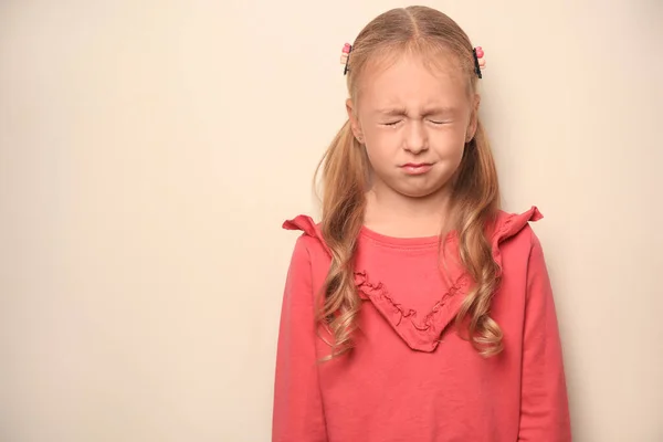 Nettes Kleines Mädchen Weint Auf Hellem Hintergrund Raum Für Text — Stockfoto