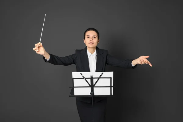 Conductor Profesional Feliz Con Bastón Soporte Notas Sobre Fondo Gris — Foto de Stock