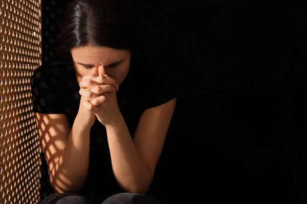 Overstuur Vrouw Luisteren Naar Priester Tijdens Biecht Buurt Het Hokje — Stockfoto