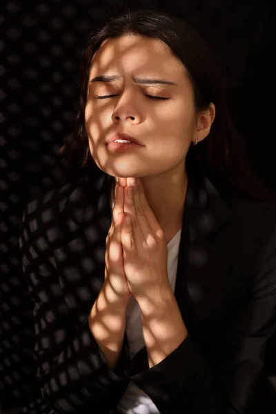 Kvinnan Ber Till Gud Bekännelsen Båset — Stockfoto