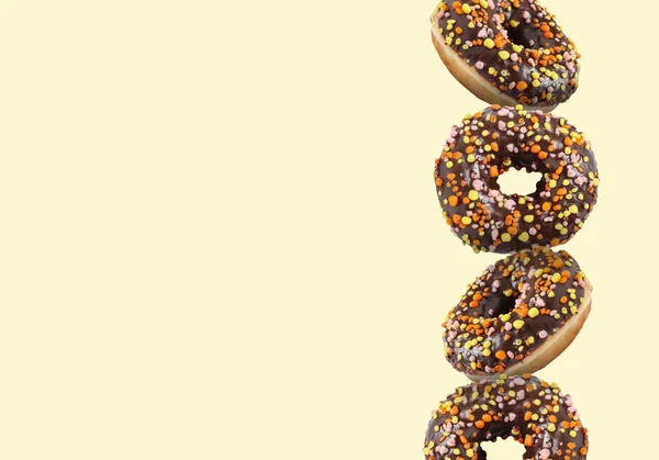 Donuts Chocolate Saborosos Com Polvilhas Fundo Amarelo Claro Pálido Espaço — Fotografia de Stock