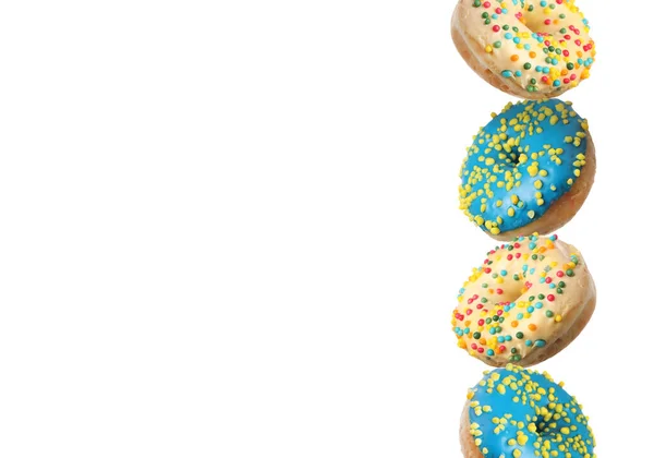 Veel Verschillende Smakelijke Donuts Witte Achtergrond — Stockfoto