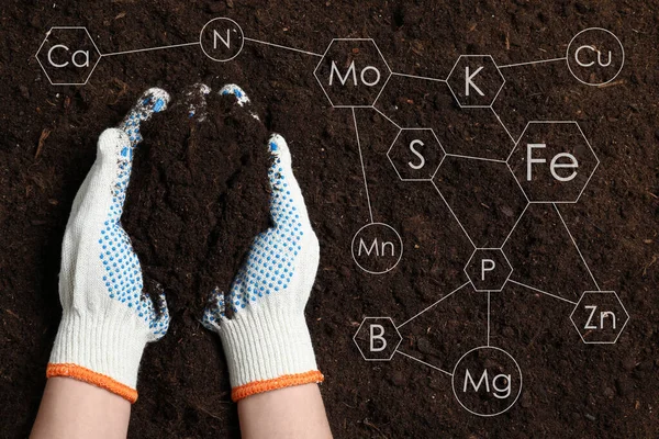 Toprağın Üstünde Toprak Yığını Tutan Kadın Üst Manzara Kimyasal Elementlerle — Stok fotoğraf