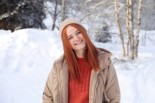 外面雪天美丽的年轻女子的画像 — 图库照片