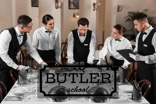 Butler School Mensen Tijdens Het Tafeldekken Les Binnen — Stockfoto