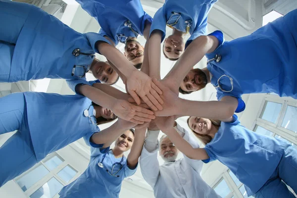 Läkare Och Läkare Staplar Händerna Tillsammans Inomhus Nedre — Stockfoto
