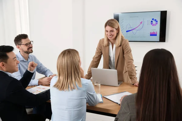 Kadını Çalışanlarıyla Ofisinde Toplantı Yapıyor — Stok fotoğraf