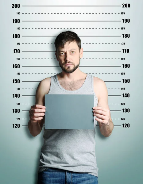 Εγκληματική Φωτογραφία Συλληφθείς Άνδρας Λευκή Κάρτα Ενάντια Στο Διάγραμμα Ύψους — Φωτογραφία Αρχείου