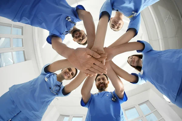Junge Ärzte Stapeln Sich Drinnen Die Hände Blick Von Unten — Stockfoto