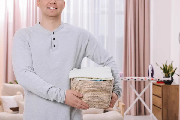Evde Çamaşır Dolu Sepeti Olan Bir Adam Yakın Plan — Stok fotoğraf