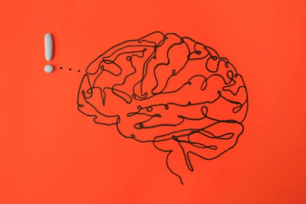 Рисуется Мозг Белый Восклицательный Знак Идея Решения Красном Фоне Плоский — стоковое фото