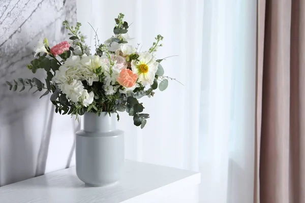 Buquê Com Belas Flores Peito Branco Gavetas Dentro Casa Espaço — Fotografia de Stock