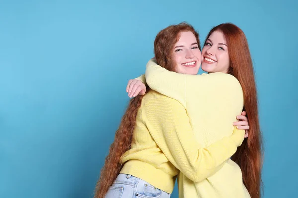 Retrato Hermosas Hermanas Pelirrojas Jóvenes Sobre Fondo Azul Claro Espacio — Foto de Stock