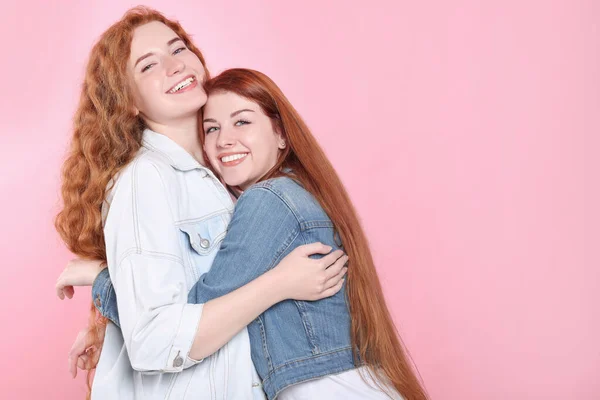 Retrato Hermosas Hermanas Pelirrojos Jóvenes Sobre Fondo Rosa Espacio Para —  Fotos de Stock