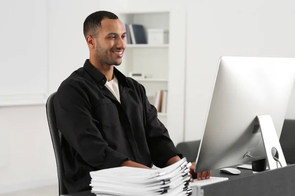 Feliz Hombre Trabajando Con Documentos Mesa Gris Oficina —  Fotos de Stock