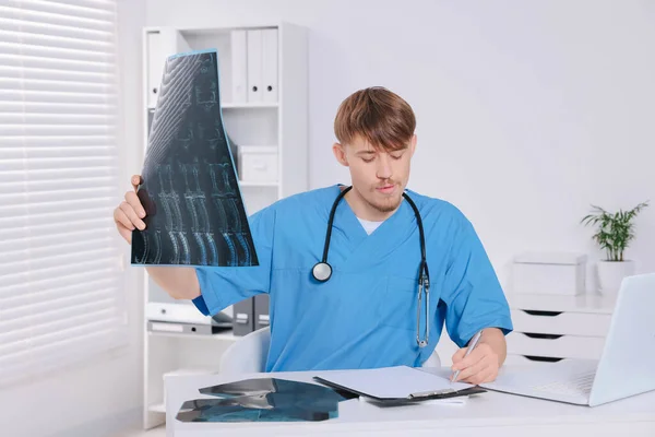 Médico Examinando Imagen Resonancia Magnética Del Cuello Clínica — Foto de Stock