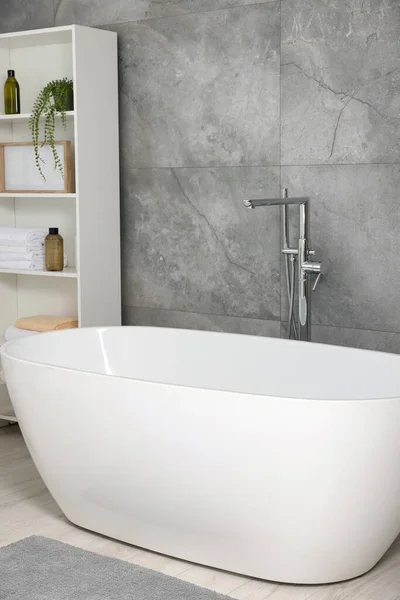 Stilvolles Badezimmerinterieur Mit Keramikwanne Pflegeprodukten Und Handtüchern Schrank — Stockfoto