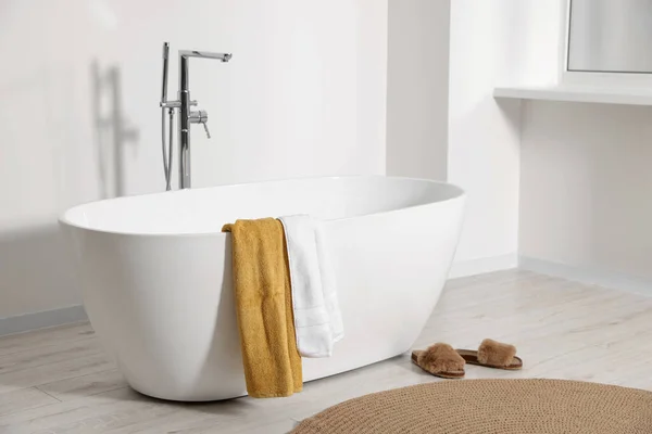 Stilvolles Badezimmer Mit Keramik Badewanne Und Frottee Handtüchern — Stockfoto