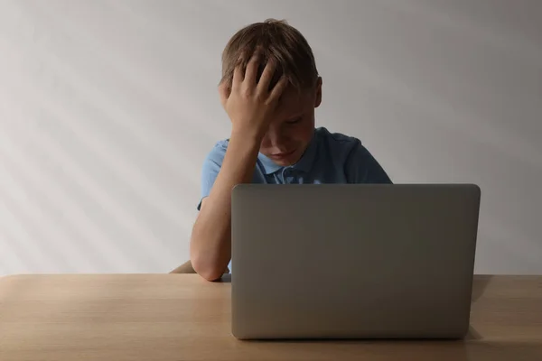 Menino Perturbado Com Laptop Mesa Espaço Para Texto Bullying Cibernético — Fotografia de Stock