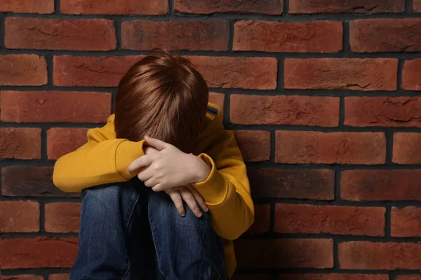 Расстроенный Мальчик Сидит Кирпичной Стены Детские Издевательства — стоковое фото