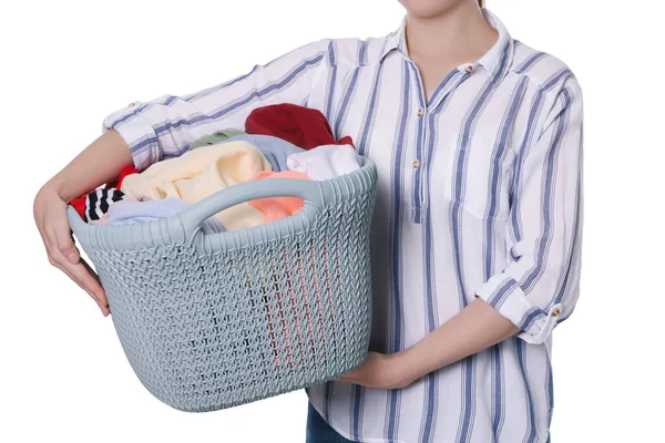 白い背景にきれいな洗濯でいっぱいのバスケットを持つ女性 クローズアップ — ストック写真