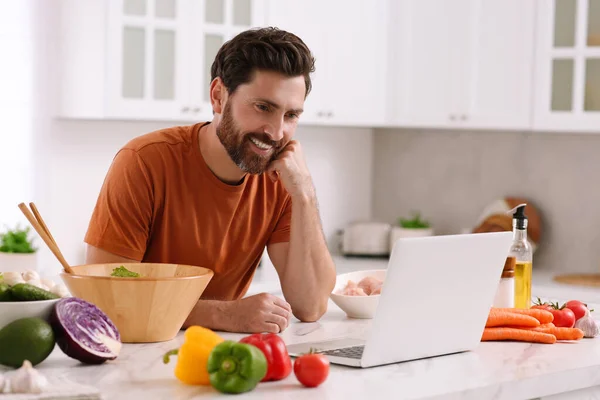 Άνθρωπος Κάνοντας Δείπνο Ενώ Παρακολουθείτε Online Μάθημα Μαγειρικής Μέσω Laptop — Φωτογραφία Αρχείου