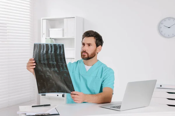 Ιατρός Που Εξετάζει Μαγνητική Τομογραφία Λαιμού Στο Νοσοκομείο — Φωτογραφία Αρχείου